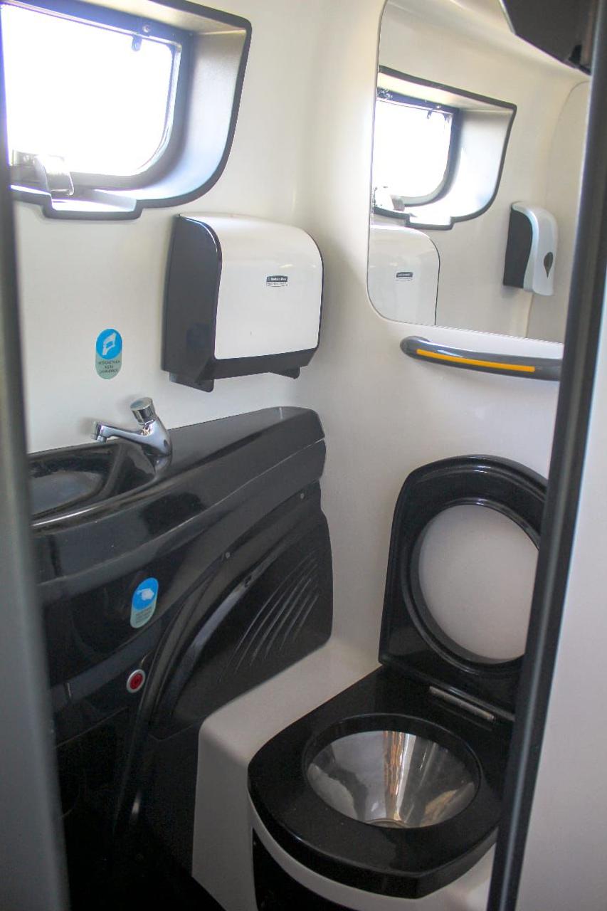 Baño mixto a bordo del Busscar 2026